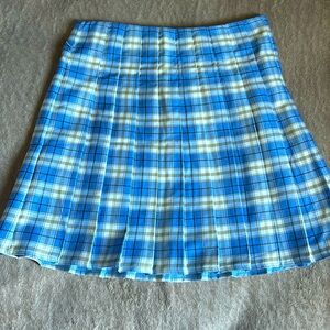 I’m selling this skirt bc I’ve never worn it